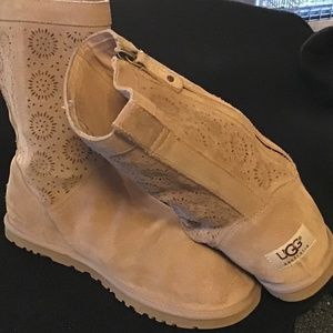 UGG AUSTRALIA